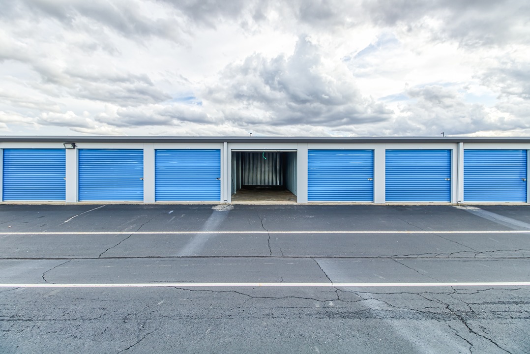 SmartStopSelfStorage-TroyOH-21KingsChapelDrN-DriveUpUnits