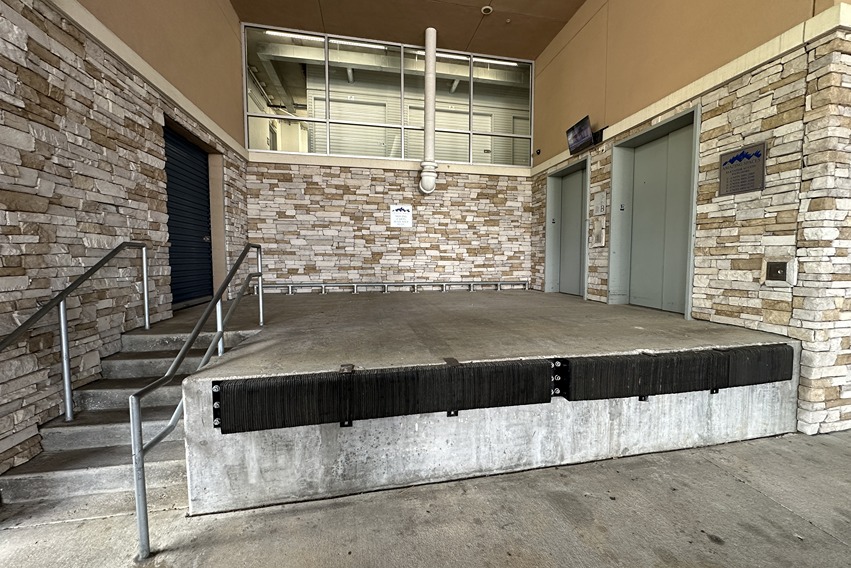 SmartStopSelfStorage-HoustonTX-2412WHolcombeBlvd-LoadingDock