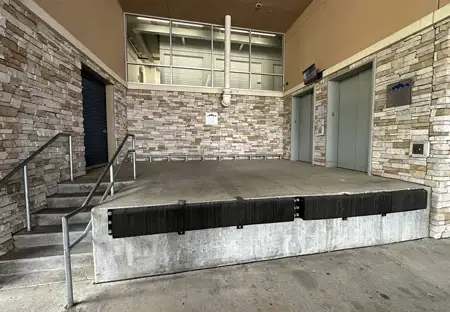 SmartStopSelfStorage-HoustonTX-2412WHolcombeBlvd-LoadingDock