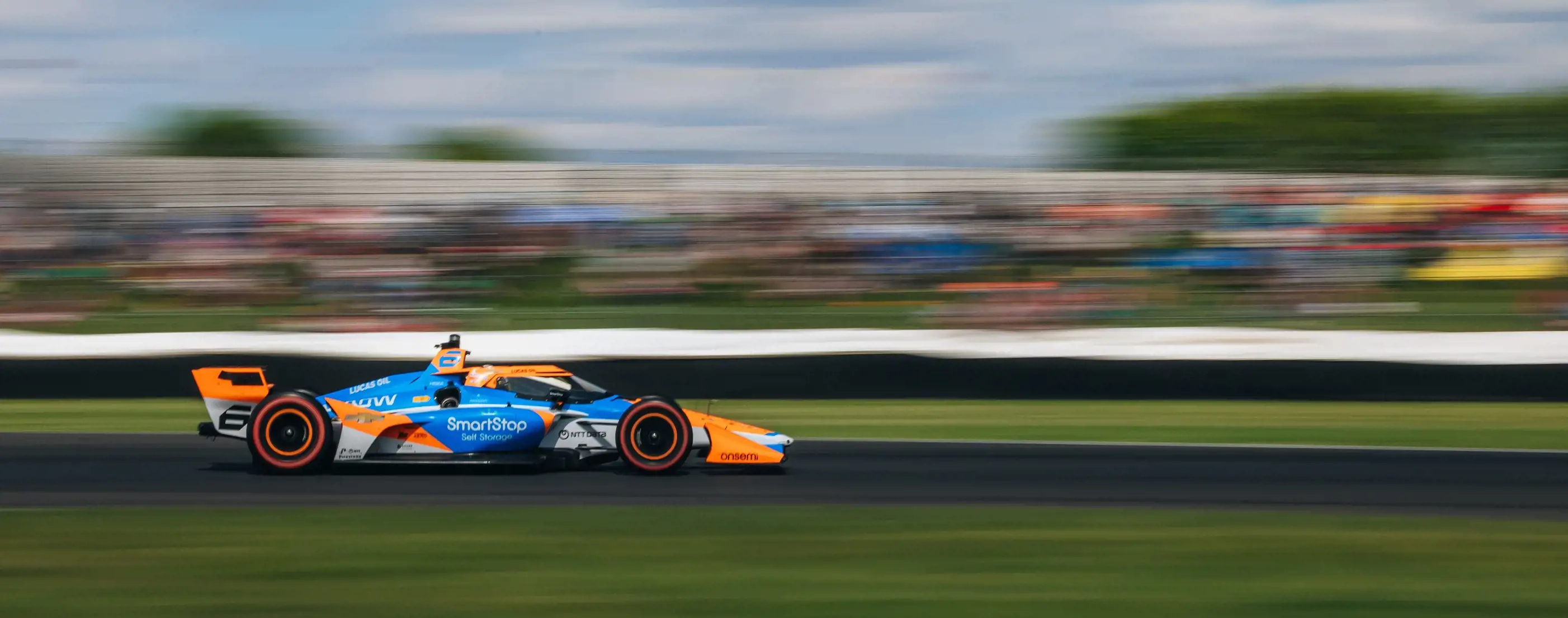 Image de la voiture n° 6 d'Arrow McLaren en course IndyCar sur le circuit d'Indianapolis.