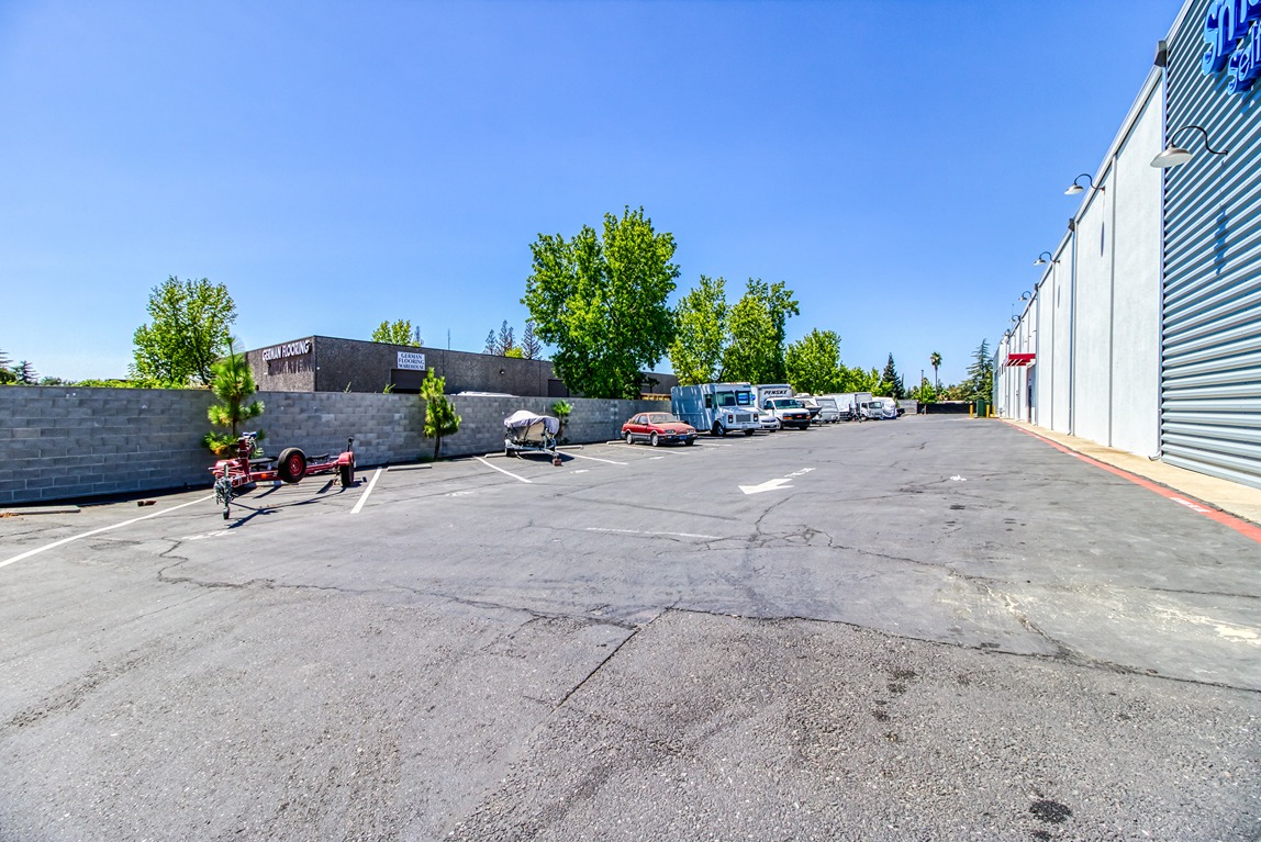 SmartStopSelfStorage-SacramentoCA-9950MillsStationRd-Parking