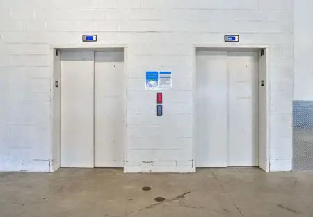 SmartStopSelfStorage-BurlingtonONT-1207ApplebyLine-ElevatorAccess