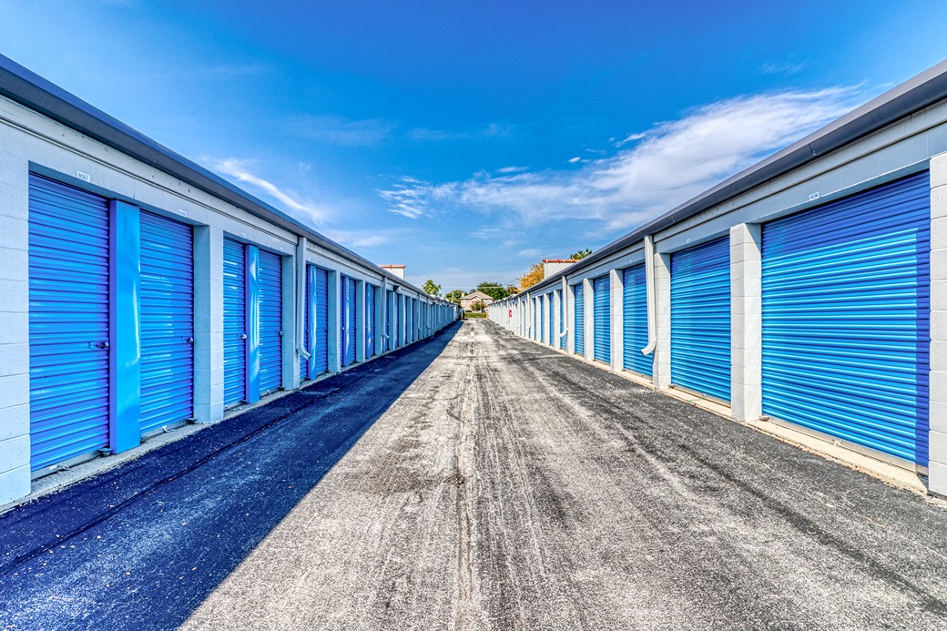 SmartStopSelfStorage-BloomingdaleIL-240WArmyTrailRd-DriveUpUnits