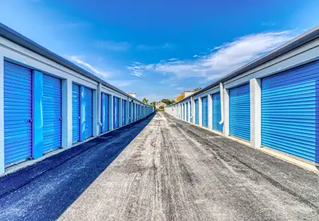SmartStopSelfStorage-BloomingdaleIL-240WArmyTrailRd-DriveUpUnits