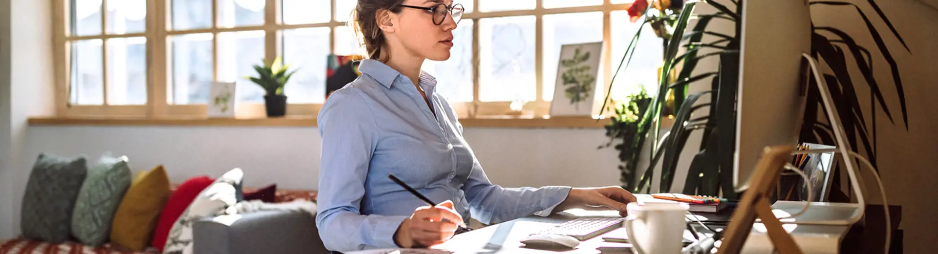 jeune designer travaillant à domicile