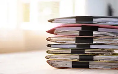 Image de dossiers empilés sur un bureau