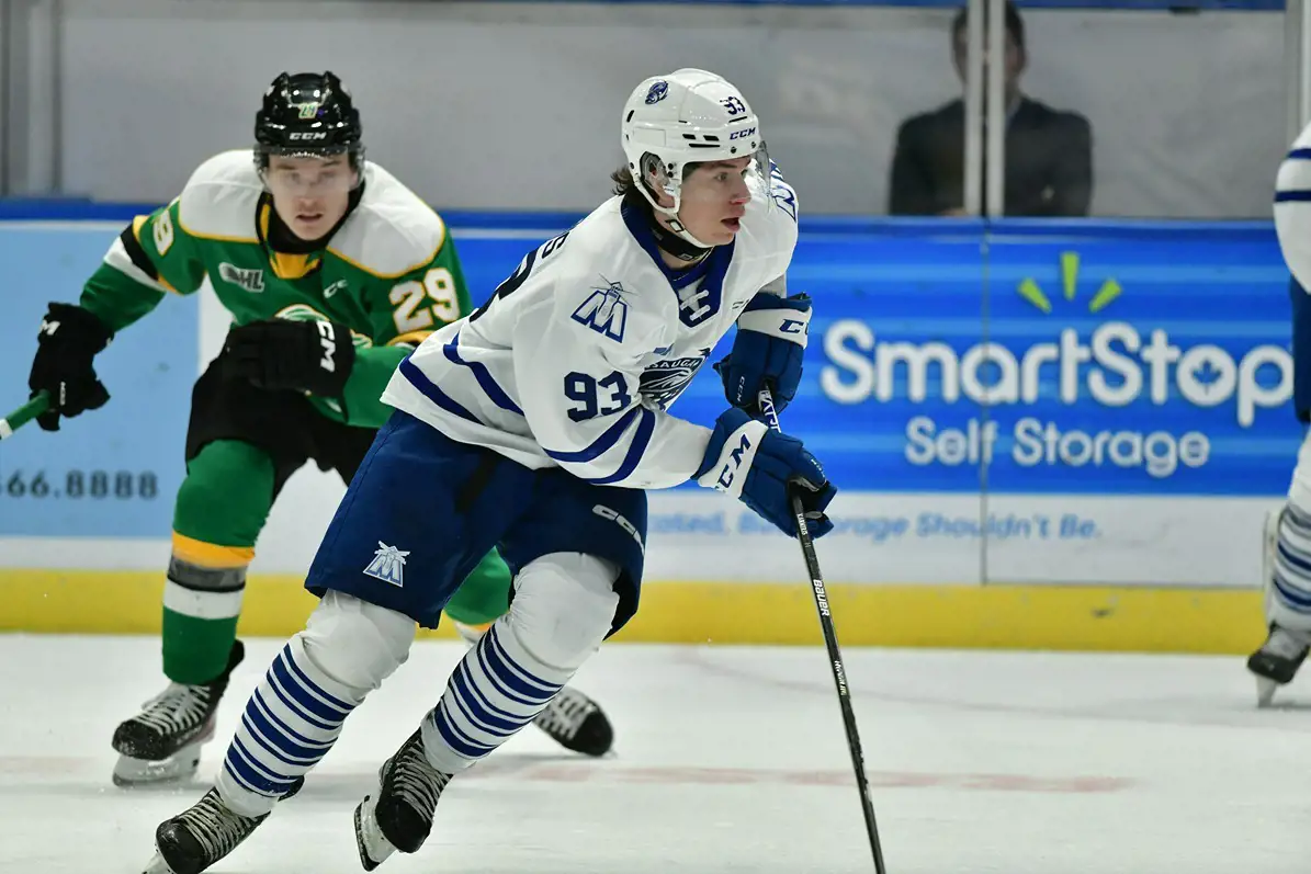 Un joueur des Steelheads de Mississauga patine avec la rondelle