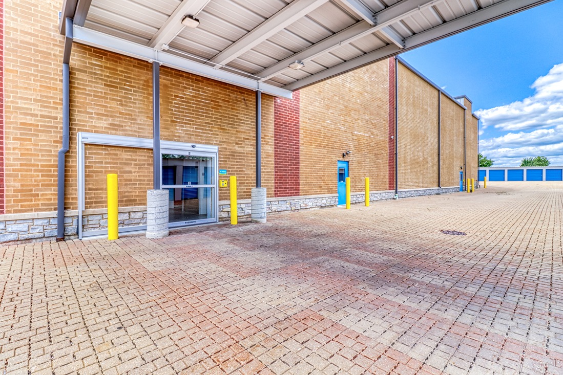 1910 E Algonquin Rd, Algonquin, IL Covered Loading Area | SmartStop