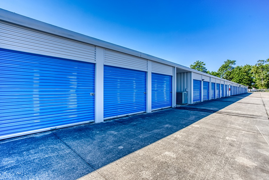 SmartStopSelfStorage-KingwoodTX-1671NorthparkDr-DriveUpUnits