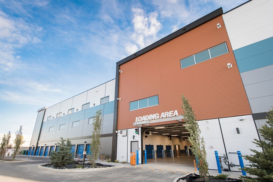 All weather loading entrance at 5411 DufferinBlvdSE, Calgary, AB - SmartStop