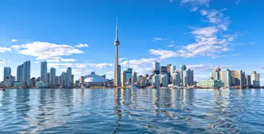 vue sur l'eau des gratte-ciel torontois par une journée ensoleillée