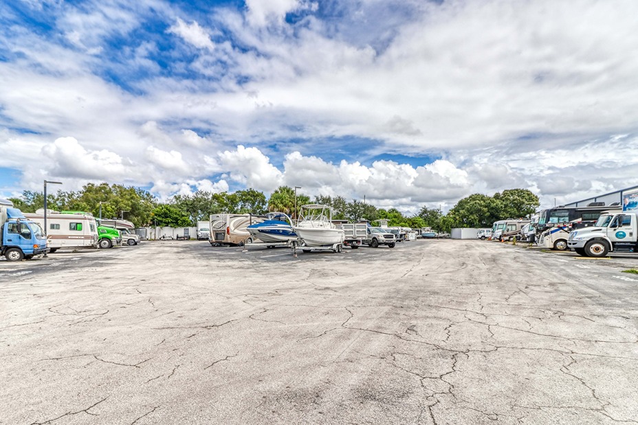 SmartStopSelfStorage-LakeWorthFL-8135LakeWorthRd-Parking