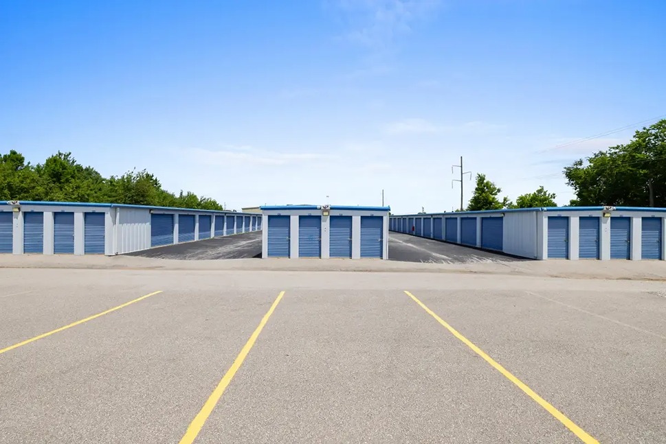 Drive-up units at SmartStop Self Storage-Siloam SpringsAR-3760 US 412