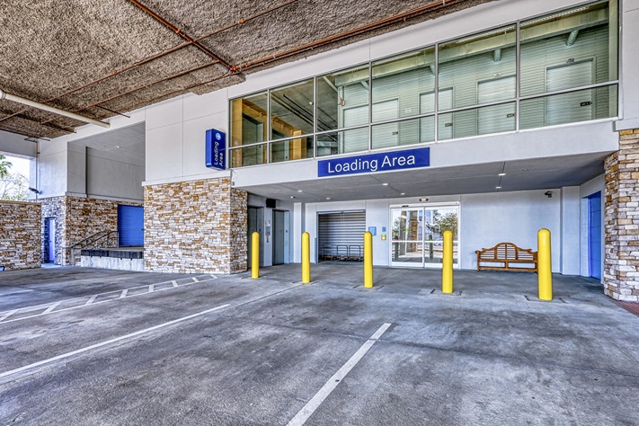 SmartStopSelfStorage-HoustonTX-2412WHolcombeBlvd-CoveredLoading