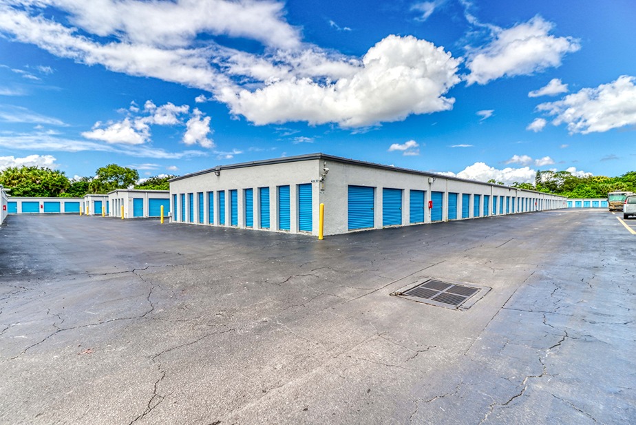 SmartStopSelfStorage-LakeWorthFL-8135LakeWorthRd-DriveUpUnits