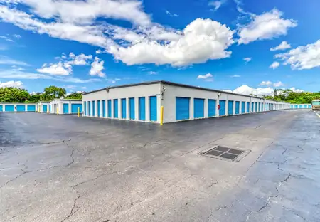 SmartStopSelfStorage-LakeWorthFL-8135LakeWorthRd-DriveUpUnits