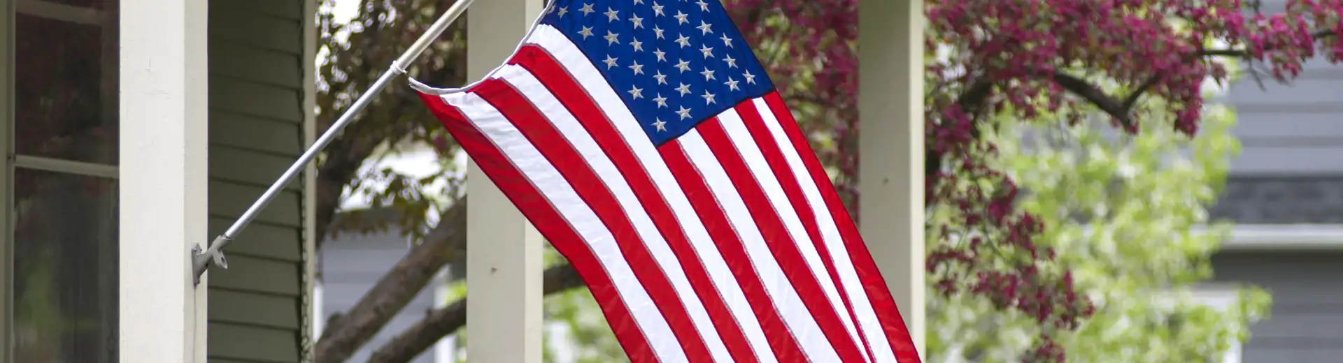 drapeau américain déployé à l'extérieur d'une maison