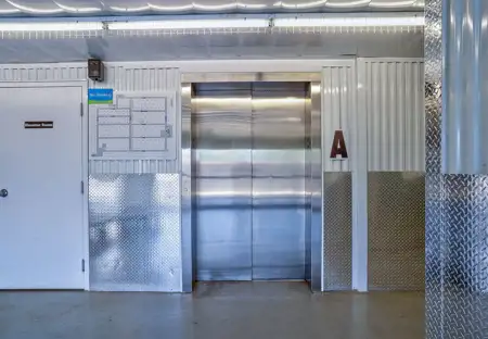 SmartStopSelfStorage-OakvilleONT-480SNServiceRdW-ElevatorAccess