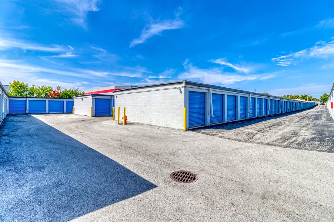 SmartStopSelfStorage-BloomingdaleIL-240WArmyTrailRd-DriveUpUnits