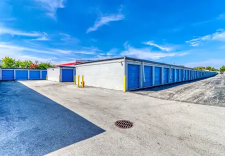 SmartStopSelfStorage-BloomingdaleIL-240WArmyTrailRd-DriveUpUnits