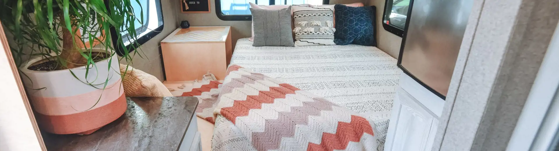 intérieur d'un camping-car moderne avec des plantes, des organisateurs et un décor charmant