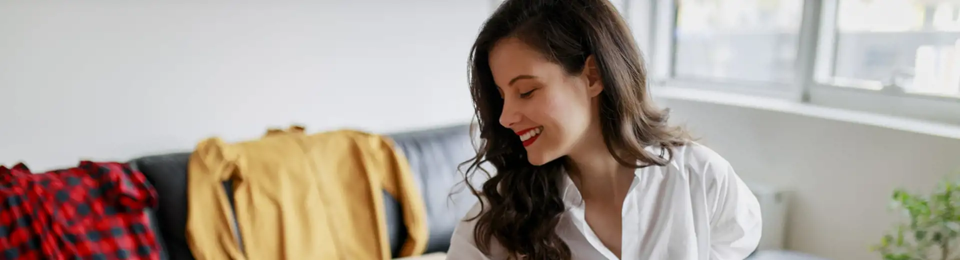 Femme déposant des objets dans des boîtes à dons