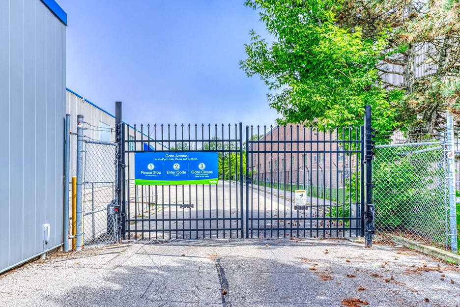 SmartStopSelfStorage-MississaugaONT-1230 Lakeshore Rd-Gate