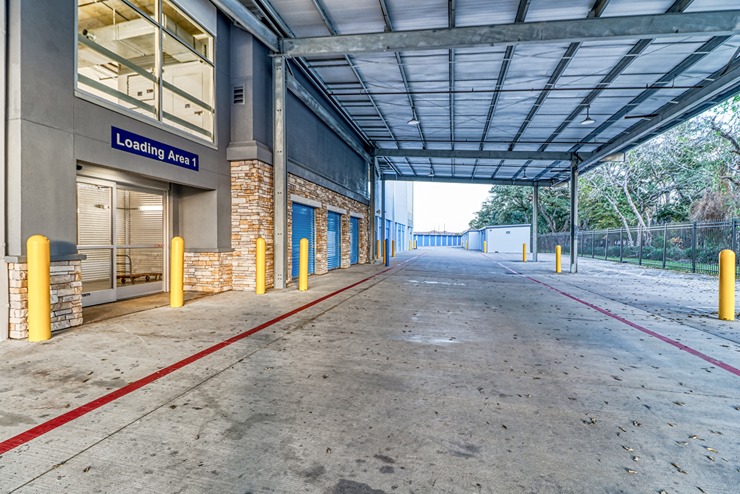 SmartStopSelfStorage-SpringTX-21836HolzwarthRd-CoveredLoading