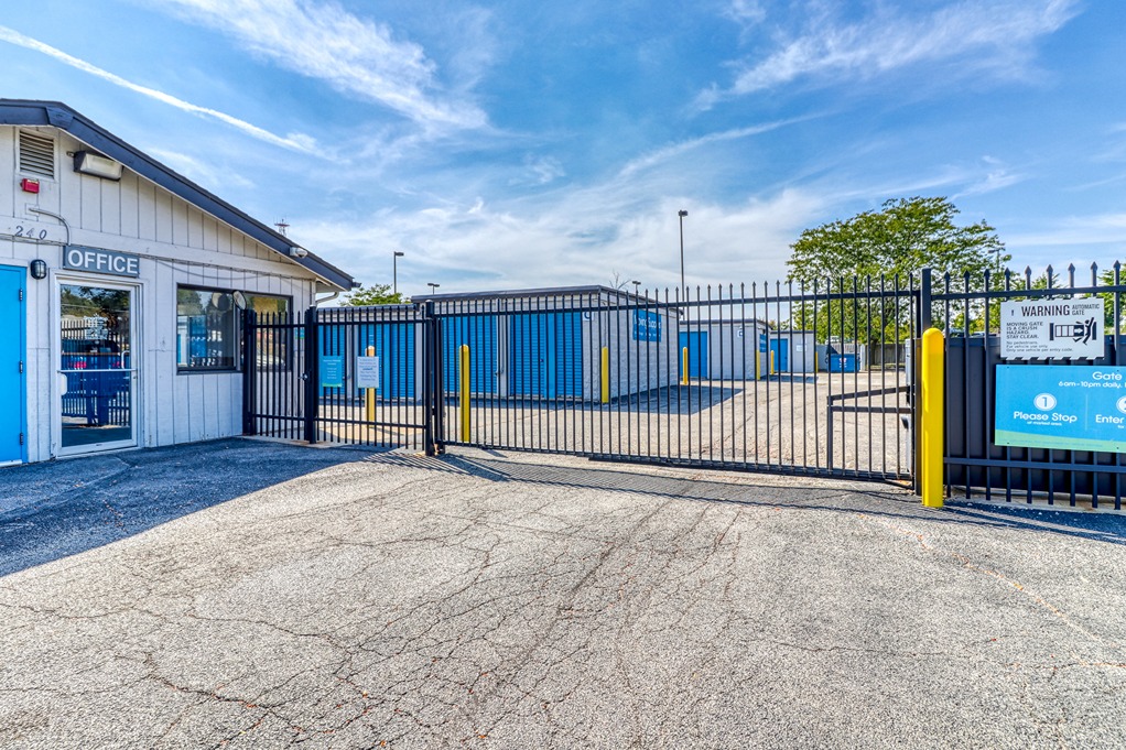 SmartStopSelfStorage-BloomingdaleIL-240WArmyTrailRd-Gate