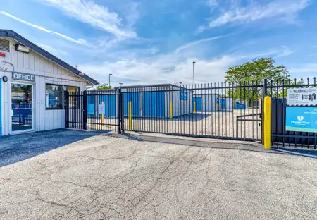 SmartStopSelfStorage-BloomingdaleIL-240WArmyTrailRd-Gate