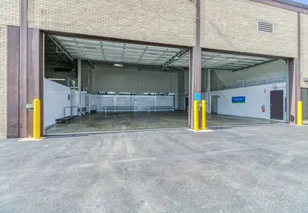 SmartStopSelfStorage-ElkGroveVillageIL-1600BusseRd-LoadingBay