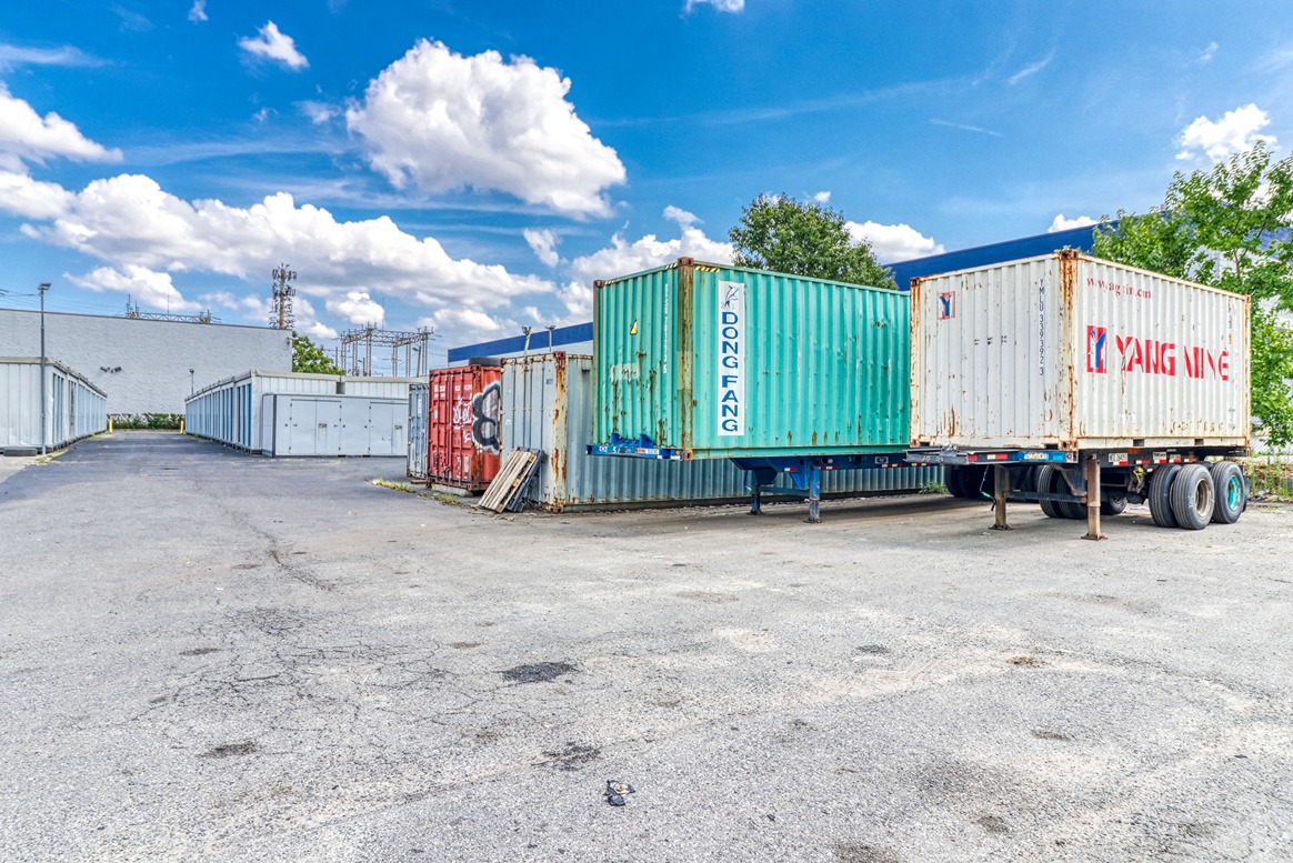 SmartStopSelfStorage-NewarkNJ-99EvergreenAve-Parking