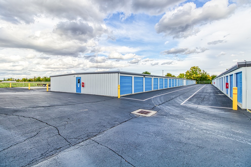 SmartStopSelfStorage-TroyOH-21KingsChapelDrN-DriveUpUnits