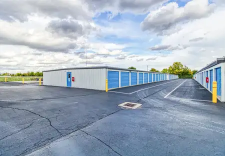 SmartStopSelfStorage-TroyOH-21KingsChapelDrN-DriveUpUnits