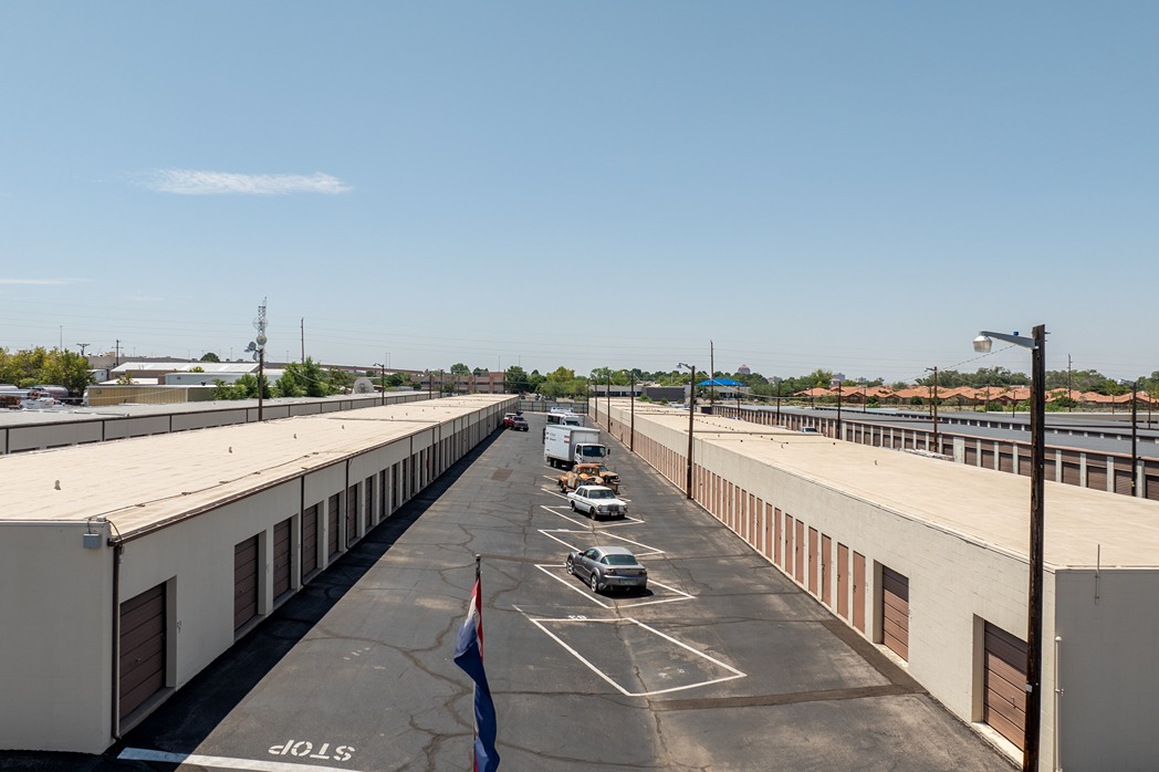 Drive up units at AmericanSelfStorage-AlbuquerqueNM-720CandelariaRdNE 