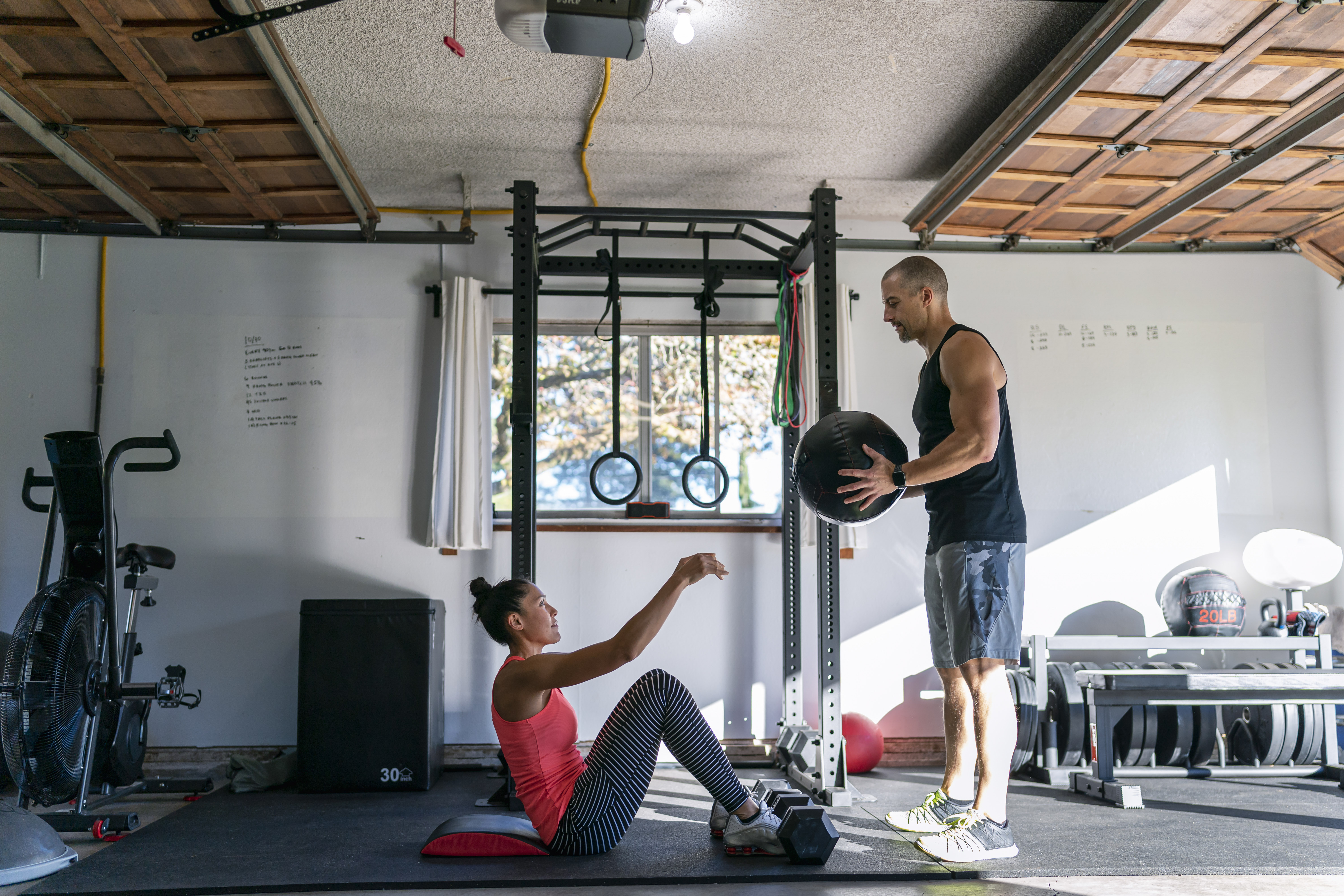 couple faisant de l'exercice dans leur garage