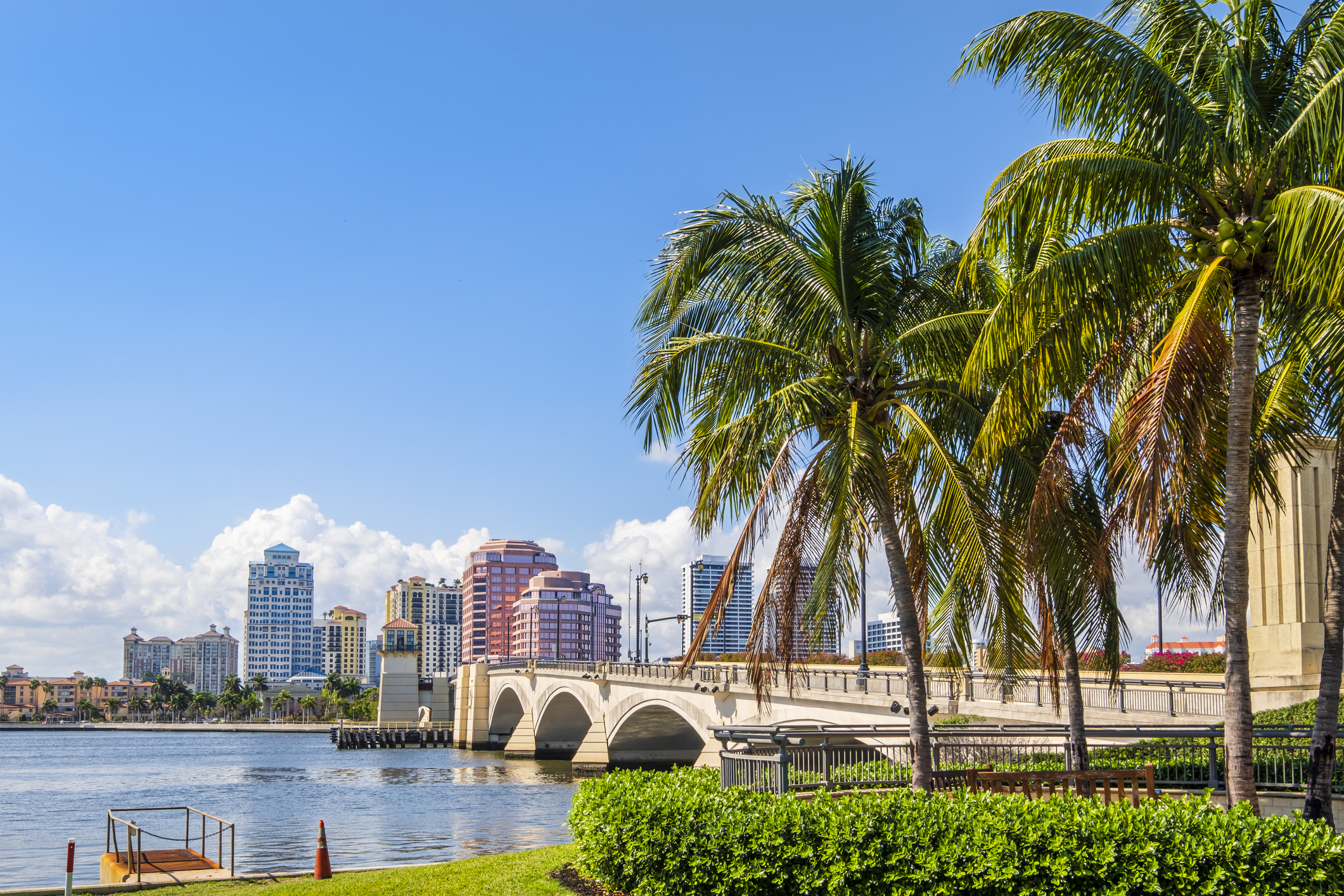 vivre à west palm beach avec une vue sur les gratte-ciel, la mer et le pont