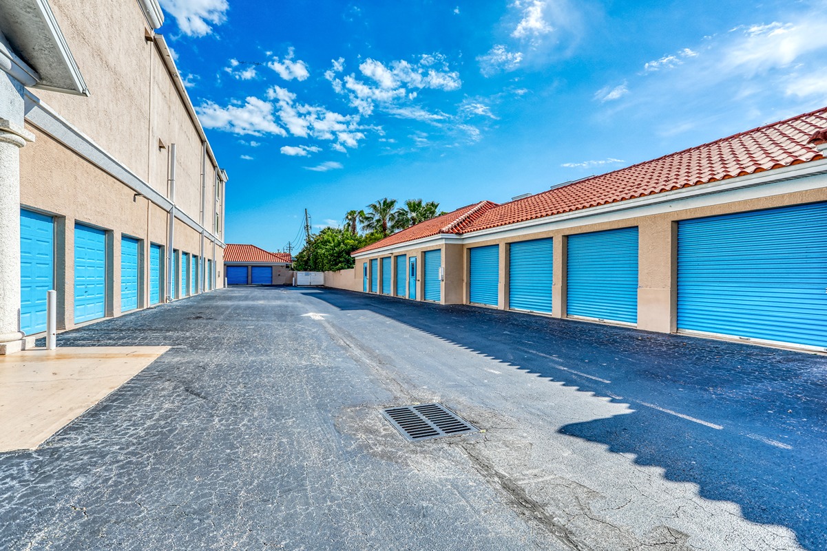 SmartStopSelfStorage-NaplesFL-275Goodlette-FrankRd-ExteriorUnits