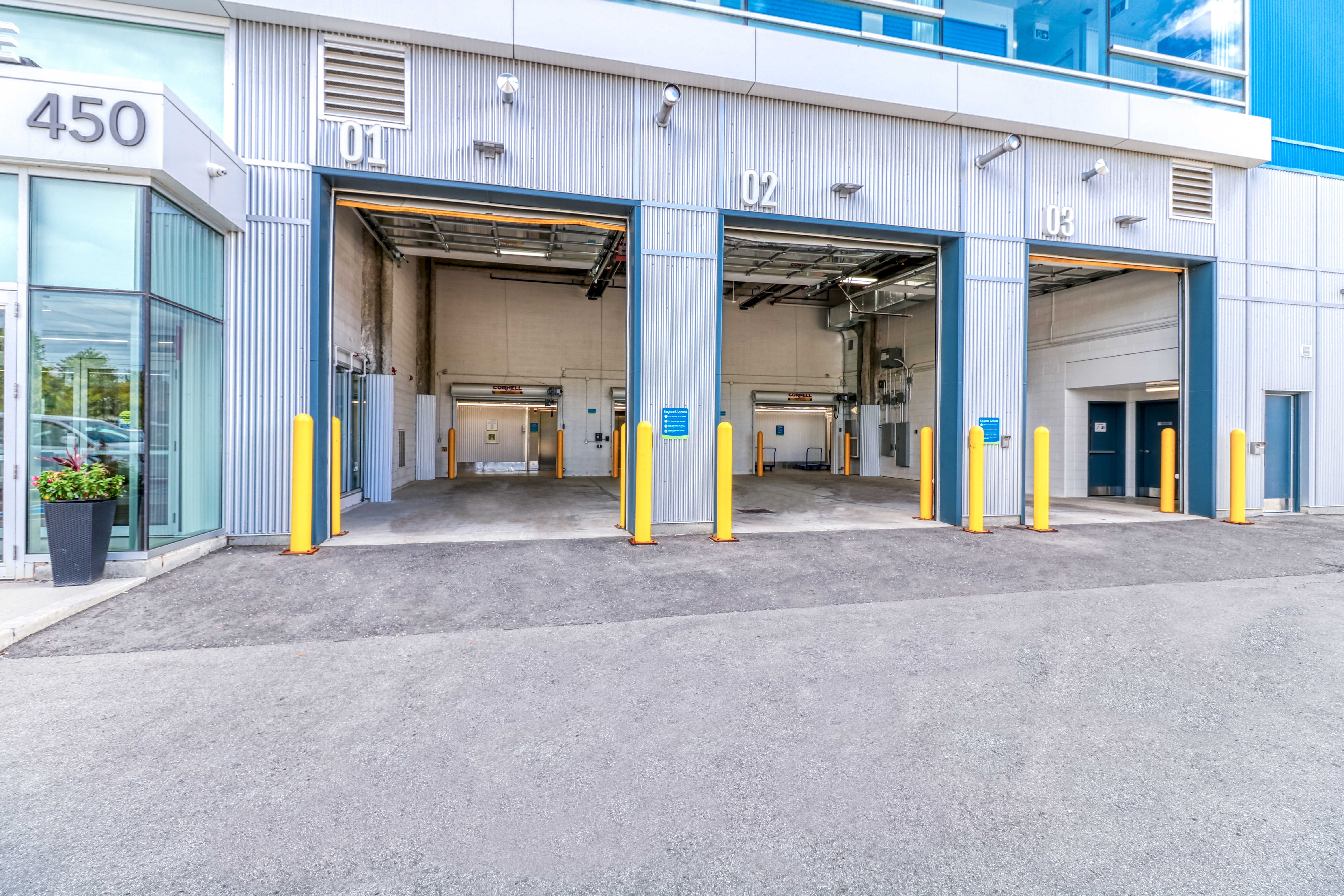 SmartStop Self Storage Facility at 450 Iroquois Shore Rd, Oakville, ON - Covered Loading