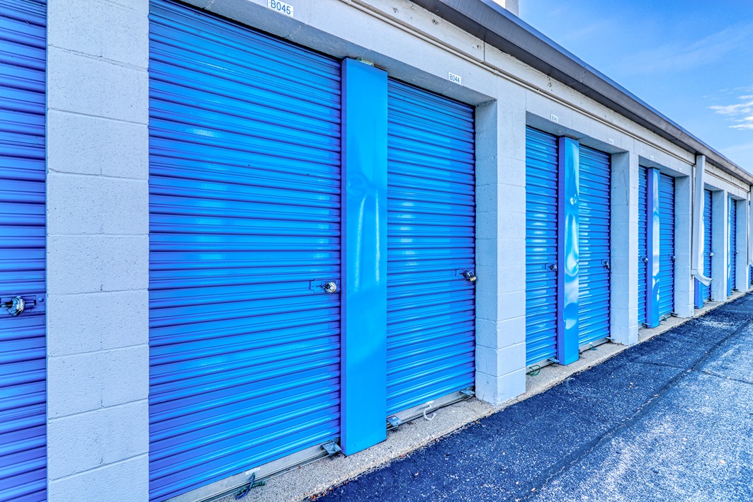 SmartStopSelfStorage-BloomingdaleIL-240WArmyTrailRd-DriveUpUnits