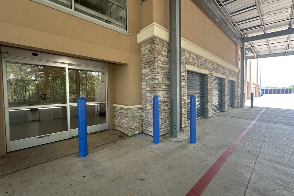 SmartStopSelfStorage-SpringTX-21836HolzwarthRd-CoveredLoading