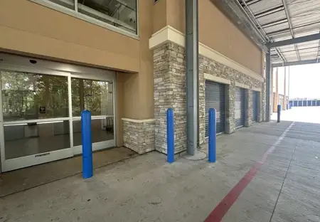 SmartStopSelfStorage-SpringTX-21836HolzwarthRd-CoveredLoading