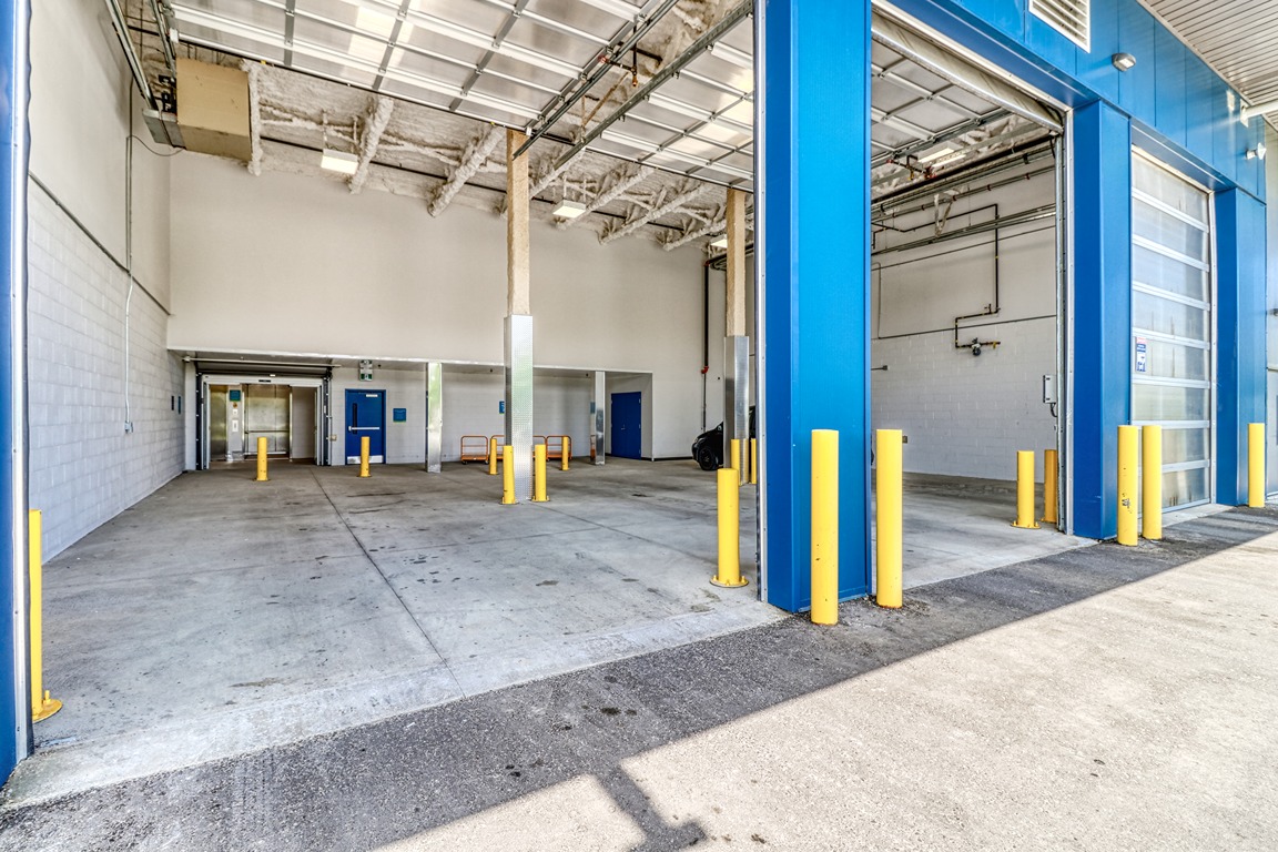 SmartStopSelfStorage-MississaugaONT-2068 S Sheridan Way-Loading bays