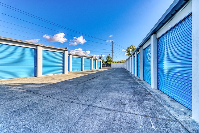 SmartStopSelfStorage-ConcordCA-1597MarketSt-DriveUpUnits