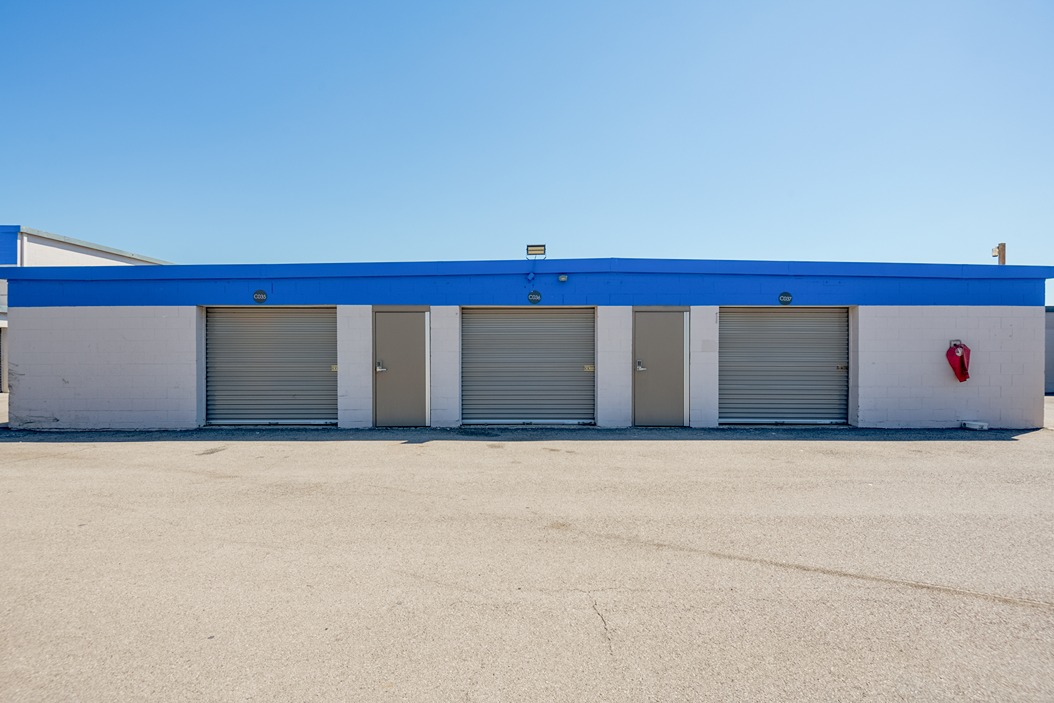 Drive Up units at RealStorage-DallasTX-11359ReederRd