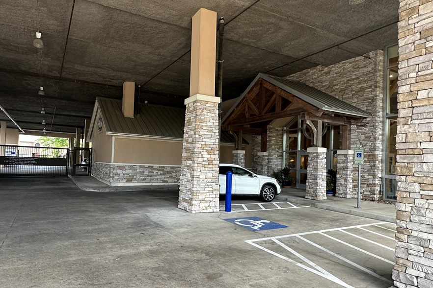 SmartStopSelfStorage-HoustonTX-2412WHolcombeBlvd-CoveredLoading