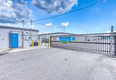 11203 US-301, Oxford, FL Gate Access | SmartStop