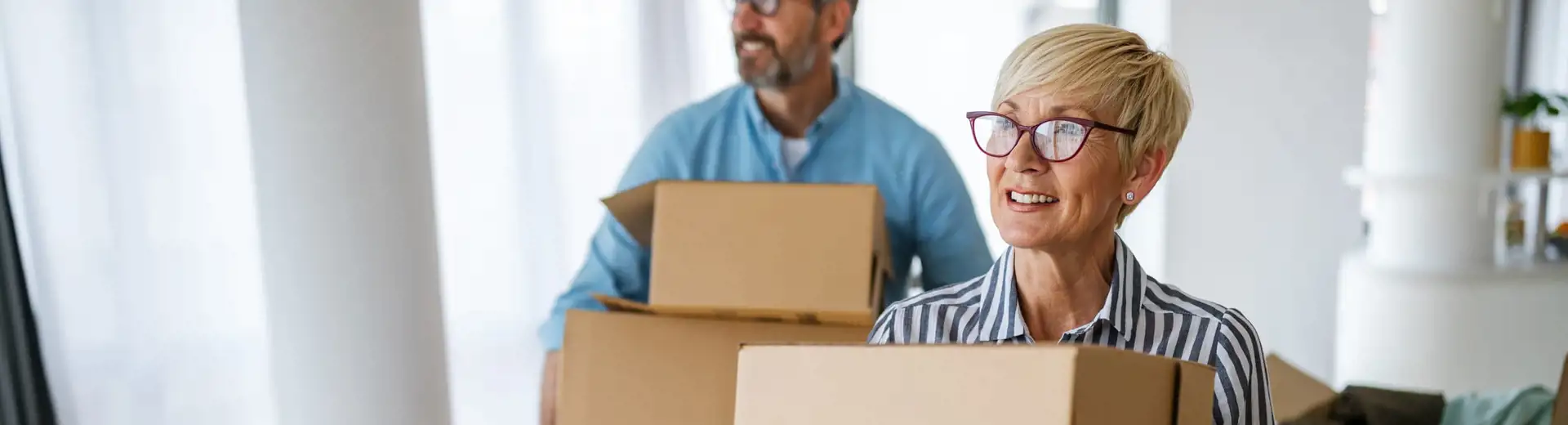 couple marié âgé déménageant des cartons