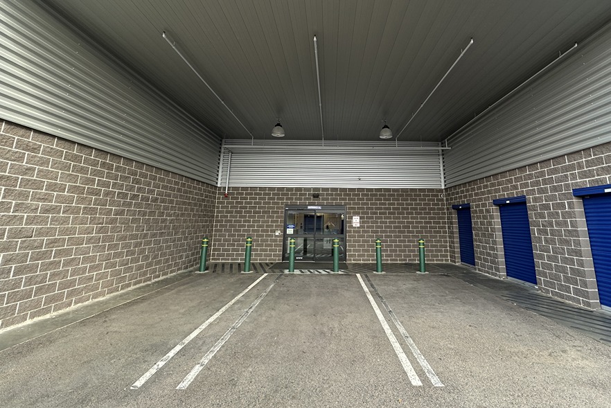 SmartStopSelfStorage-AuroraCO-3633NWaldenCircle-Covered Loading