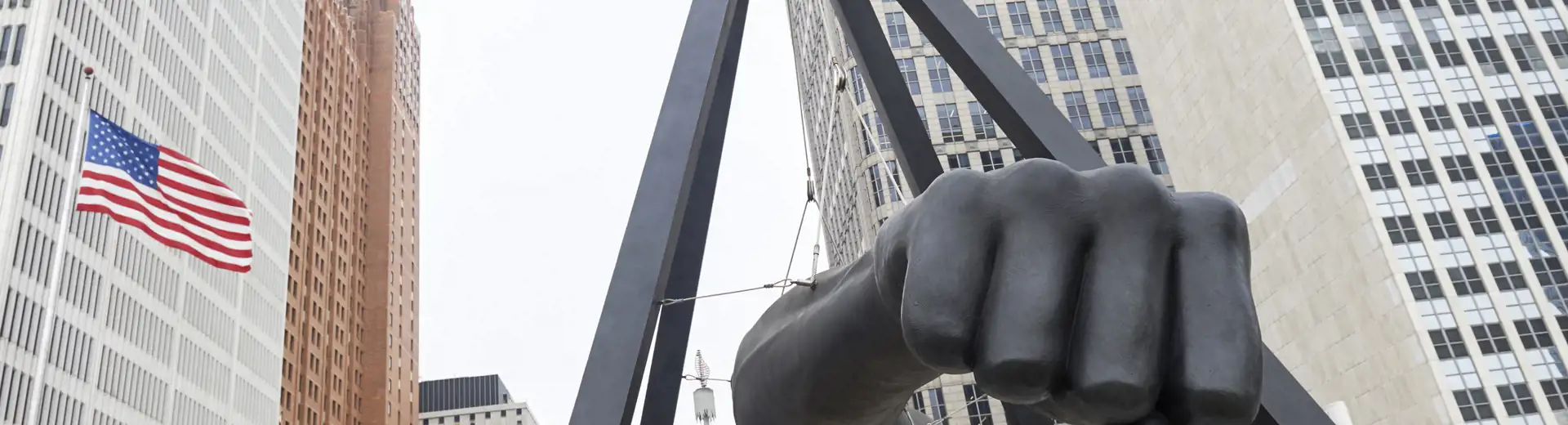 la sculpture du poing au centre-ville de detroit